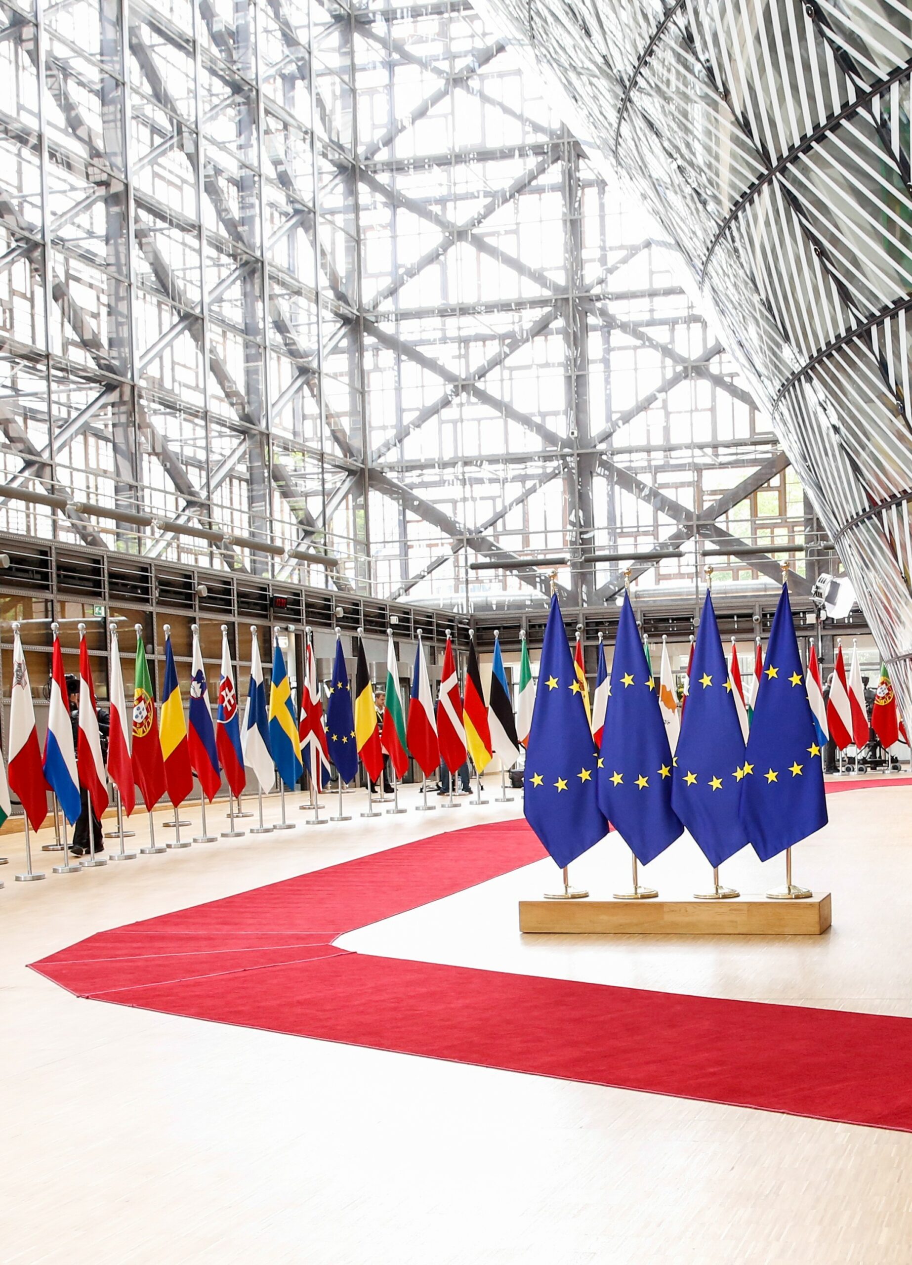 commission euro2 Source.dominika zara Shutterstock.com_1431613817